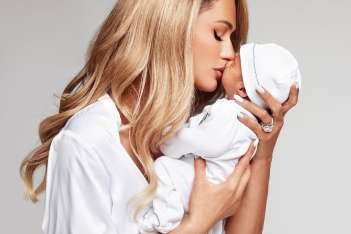 H Paris Hilton στην πρώτη της φωτογράφιση με τον νεογέννητο γιο της 