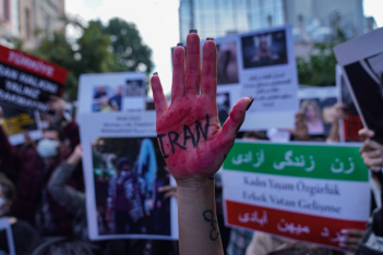 Βασανιστήρια και βιασμοί από τις αρχές στο Ιράν: «Χρησιμοποιούσαν τα hijab μας για να μας φιμώσουν»