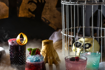 TGI FRIDAYS™: Απόκριες με cocktails, από τον κόσμο της Wednesday Addams