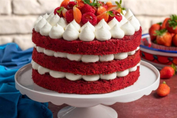 Red velvet cake: Το φλογερό, κόκκινο γλυκό για την πιο ερωτική ημέρα του χρόνου