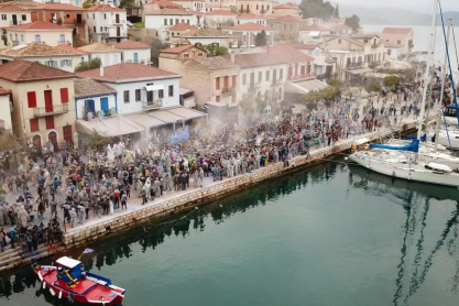 Στο Γαλαξίδι για Αλευρομουτζουρώματα: Το εντυπωσιακό έθιμο της Καθαράς Δευτέρας