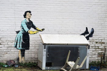 Ο Banksy «παγώνει» την ενδοοικογενειακή βία για την Ημέρα του Αγίου Βαλεντίνου (και όχι μόνο) 