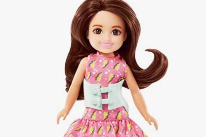 H μικρή αδερφή της Barbie με σκολίωση: Η πρώτη κούκλα που φορά στήριγμα πλάτης