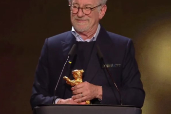 «Δεν τελείωσα ακόμα»: Ο Steven Spielberg βραβεύτηκε με τιμητική Χρυσή Άρκτο στην Berlinale