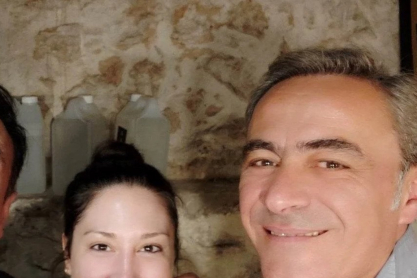 Η Κωνσταντίνα Νικολαΐδη μάς συστήνει τη μαύρη κωμωδία «Άκρως Συμπαντικό»