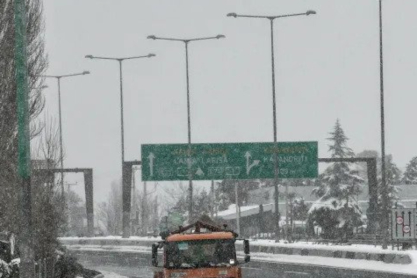 Χιόνια στην Αθήνα από την κακοκαιρία Μπάρμπαρα: Ποιοι δρόμοι είναι κλειστοί στην Αττική