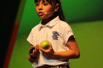 Adhara Pérez: Η 11χρονη με αυτισμό που στα 9 της ξεπέρασε το IQ του Einstein και του Hawking