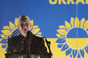 Ένας χρόνος πολέμου στην Ουκρανία: Η Helen Mirren απαγγέλλει ποίημα και δακρύζει, ζητώντας «ειρήνη»