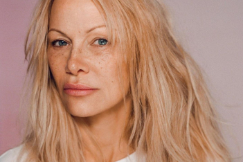 Η Pamela Anderson ποζάρει άβαφη στην καλύτερη της φωτογράφιση: «Νιώθω σαν να είμαι ένα ελεύθερο πνεύμα στον πλανήτη»