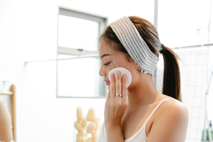 Dry Cleansing: H νέα τάση στον καθαρισμό που θα αλλάξει τη skincare ρουτίνα σου 