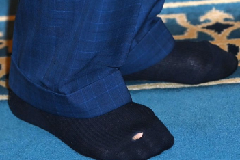 Ο βασιλιάς Κάρολος πήγε σε τζαμί με τρύπια κάλτσα. Και ποιος δεν το χει πάθει;