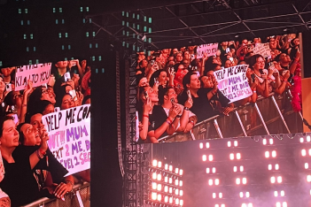 Ο Harry Styles βοήθησε (άλλον) έναν fan να κάνει coming out σε συναυλία του