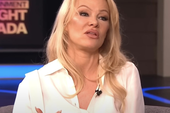 Pamela Anderson: «Λογικό που ο Tim Allen αρνείται ότι με παρενόχλησε. Διανύουμε εποχές #MeToo»