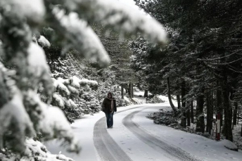 Κακοκαιρία Μπάρμπαρα: Πτώση της θερμοκρασίας έως 12 βαθμούς- Χιόνια και μέσα στην Αθήνα