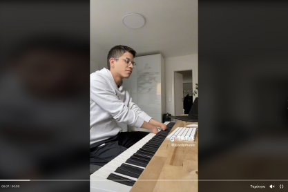 Πιανίστας με αναπηρία χεριών μαγεύει το TikTok: «Πιστεύω πως η μουσική μπορεί να θεραπεύσει τους ανθρώπους»