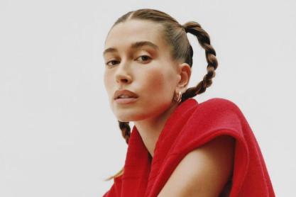 Αντίο, Glazed Donut Nails: H Hailey Bieber επέστρεψε στο πιο κλασικό manicure 