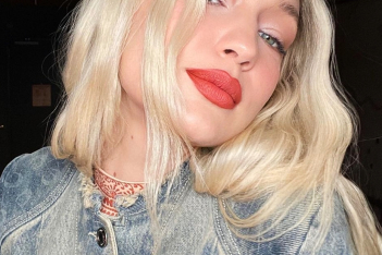 Cherry cola lips: Αυτό είναι το μεγαλύτερο makeup trend του καλοκαιριού 
