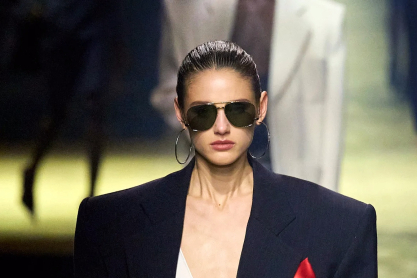 Saint Laurent Fall 2023: Επιβλητικά, minimal και sexy beauty looks ζωντάνεψαν ξανά τα 80s