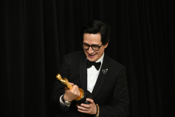 Oscars 2023: Tο βραβείο του Β' ανδρικού ρόλου στον υπέροχο και κατασυγκινημένο Ke Huy Quan