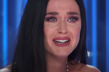 American Idol: H Katy Perry ξεσπά σε κλάματα με διαγωνιζόμενο που επέζησε από πυροβολισμούς σε σχολείο 