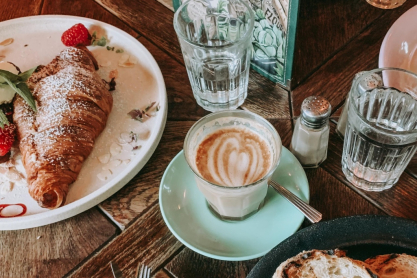 Πάμε θάλασσα; 4 spots για να απολαύσουμε τον καφέ μας πλάι στο κύμα