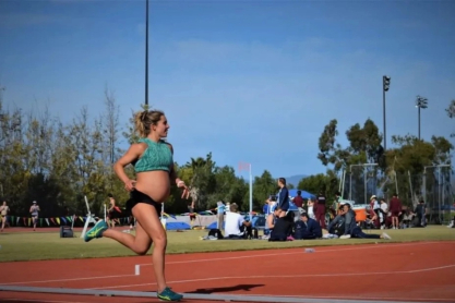 Γυναίκα δρομέας έτρεξε ένα μίλι σε 5:17 ενώ ήταν 9 μηνών έγκυος! (vid)