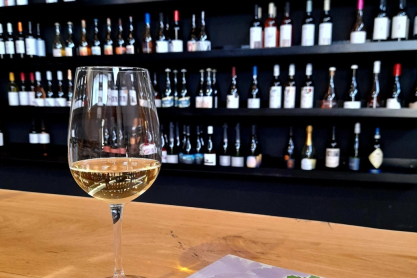 Ο οινολόγος - οινοποιός Δημήτρης Τζάκος για τη σχέση του Έλληνα με το κρασί και τη θέση της χώρας στον παγκόσμιο οινικό χάρτη