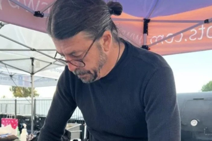 O Dave Grohl μαγείρεψε για 450 αστέγους λίγο πριν χτυπήσει χιονοθύελλα το Λος Άντζελες