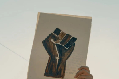 10 φορές που αγαπημένα μας τραγούδια είπαν όσα θέλουμε να πούμε για τον ρατσισμό σήμερα