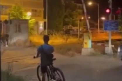 Εξοργιστικό βίντεο από Φλώρινα: Περνάει τρένο τη στιγμή που σηκώνονται οι μπάρες