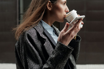 Τι μπορεί να συμβεί στο σώμα σας εάν πίνετε καφέ με άδειο στομάχι