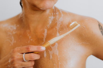 3 λόγοι που δεν πρέπει ποτέ να βουρτσίζουμε τα δόντια μας στο ντους
