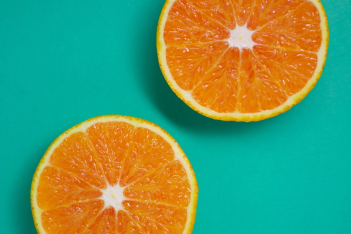Στο TikTok τρώνε πορτοκάλια την ώρα που κάνουν ντους και, απ' ό,τι φαίνεται, υπάρχει λόγος
