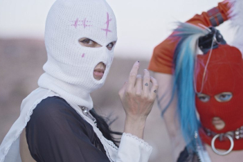 Pussy Riot: Η Nadya Tolokonnikova επιμελείται δημοπρασία με φεμινιστικά έργα, για την Ημέρα της Γυναίκας
