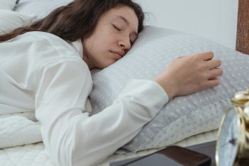Δυσκολεύεσαι να αποχωριστείς το κινητό σου το βράδυ; Έχουμε τη λύση και ένα tip για πιο ποιοτικό ύπνο