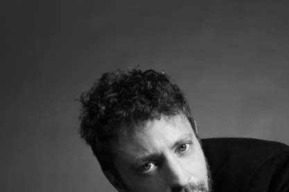 Ο Μιχάλης Συριόπουλος μιλά για την παράσταση του Γιώργου Καπουτζίδη, το βραβείο Χορν, τον έρωτα και την αποδοχή