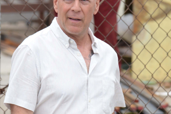 H σύζυγος του Bruce Willis κάνει έκκληση στους παπαράτσι: «Μην του φωνάζετε στον δρόμο» 