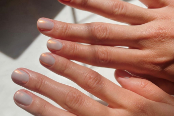 Cellophane nails: Η πιο εντυπωσιακή τάση της σεζόν στα νύχια που πρέπει να δοκιμάσεις 