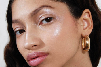 Chrome Makeup: Ο πιο cool τρόπος να φορέσεις τις μεταλλικές σκιές την άνοιξη