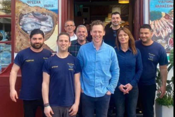 Ο Tom Hiddleston στην Ελλάδα: Ο «Loki» πήγε σε ψαροταβέρνα στο Ναύπλιο