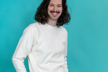 ASK THE GURU Ε07: O Tom Zois, Brand Ambassador του Pantene, μοιράζεται τα μυστικά για τέλεια hair looks στο σπίτι