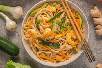 Πανεύκολη συνταγή για noodles με λαχανικά και γαρίδες