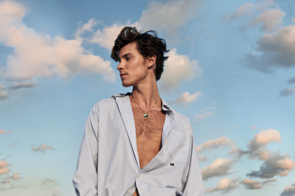 Η TOMMY HILFIGER και ο Shawn Mendes συνεργάζονται στην CLASSICS REBORN Spring 2023 με στόχο ένα καλύτερο αύριο