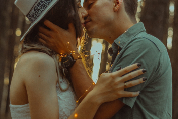 4 στοιχεία που κάνουν ένα φιλί αξέχαστο (ακόμα κι αν είστε καιρό μαζί)