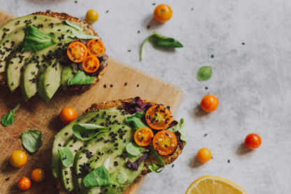 7 μαγαζιά στην Αθήνα που αποθεώνουν το αγαπημένο μας avocado toast