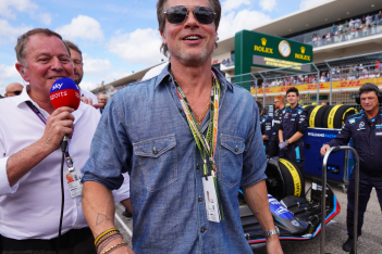 O Brad Pitt γίνεται οδηγός Formula 1 για νέα ταινία, με τη βοήθεια του Lewis Hamilton