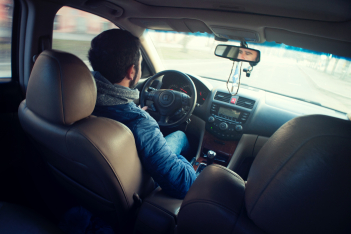 5 πράγματα που δεν πρέπει να κάνεις πότε μέσα στο αυτοκίνητο
