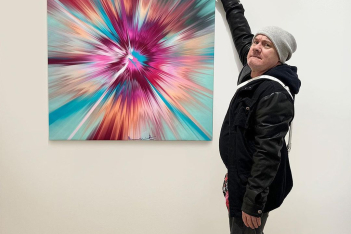 Τώρα μπορείς να φτιάξεις τον δικό σου πίνακα αλα Damien Hirst – με ΑΙ και την ευχή του 