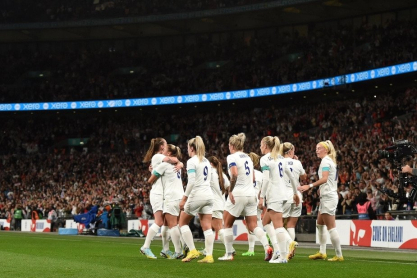 Η γυναικεία ομάδα της Αγγλίας αλλάζει τα λευκά σορτσάκια της με μπλε μετά από ανησυχίες σχετικά με την περίοδο