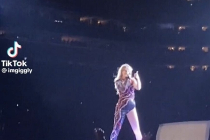Η κίνηση της Taylor Swift όταν φαν στη συναυλία της τη ρώτησε αν είναι καλά μετά τον χωρισμό